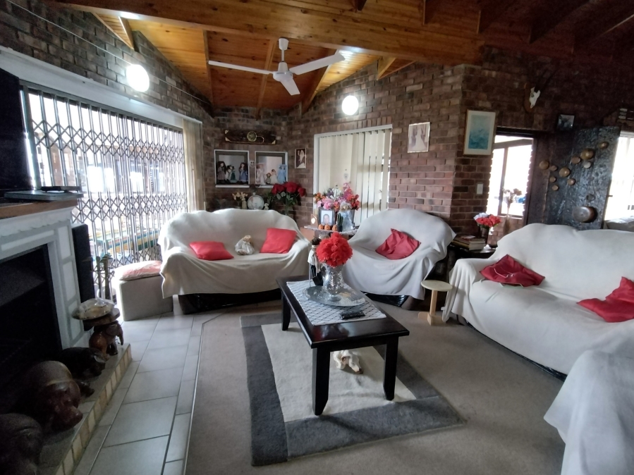 5 Bedroom Property for Sale in Wavecrest Eastern Cape